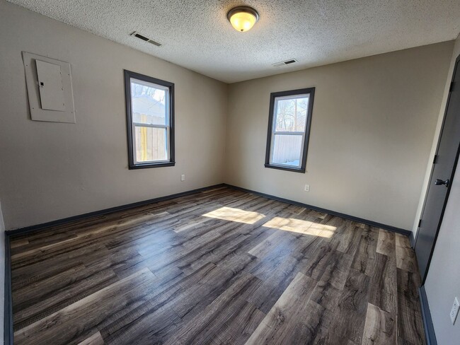 Building Photo - Spacious 2-Bedroom, 1-Bathroom Home AVAILABLE NOW!!