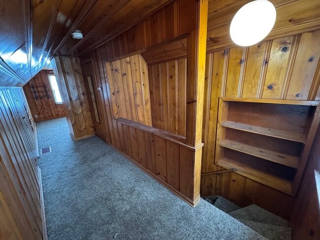 Building Photo - 3 bed 1 bath bungalow with garage and base...