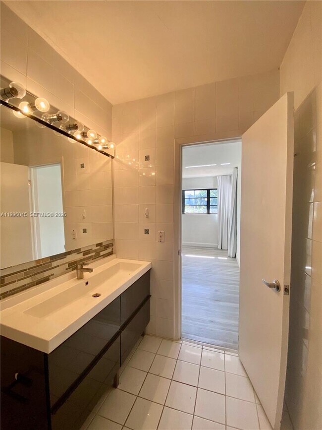 Building Photo - 1101 Bay Dr