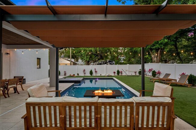 Building Photo - 902 W Plymouth St