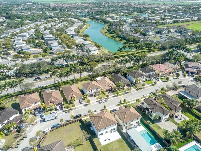 Building Photo - 139 NE 27th Terrace