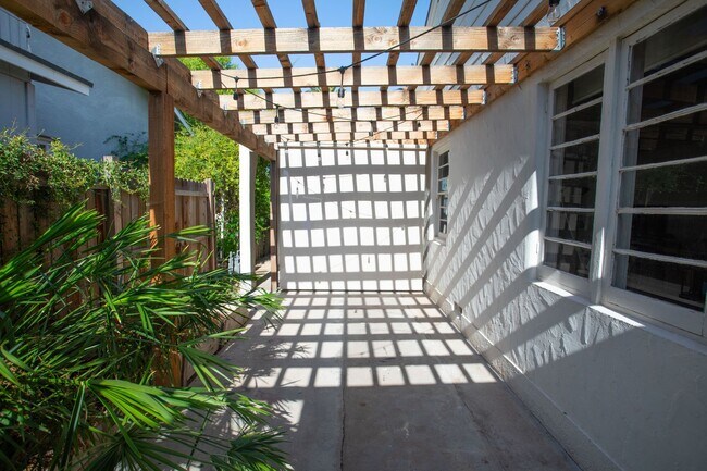 Building Photo - Charming Historic 3-Bed / 2-Bath Home Near...