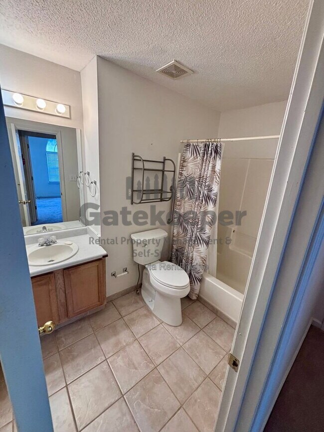 Building Photo - 644 N Fairfield Dr