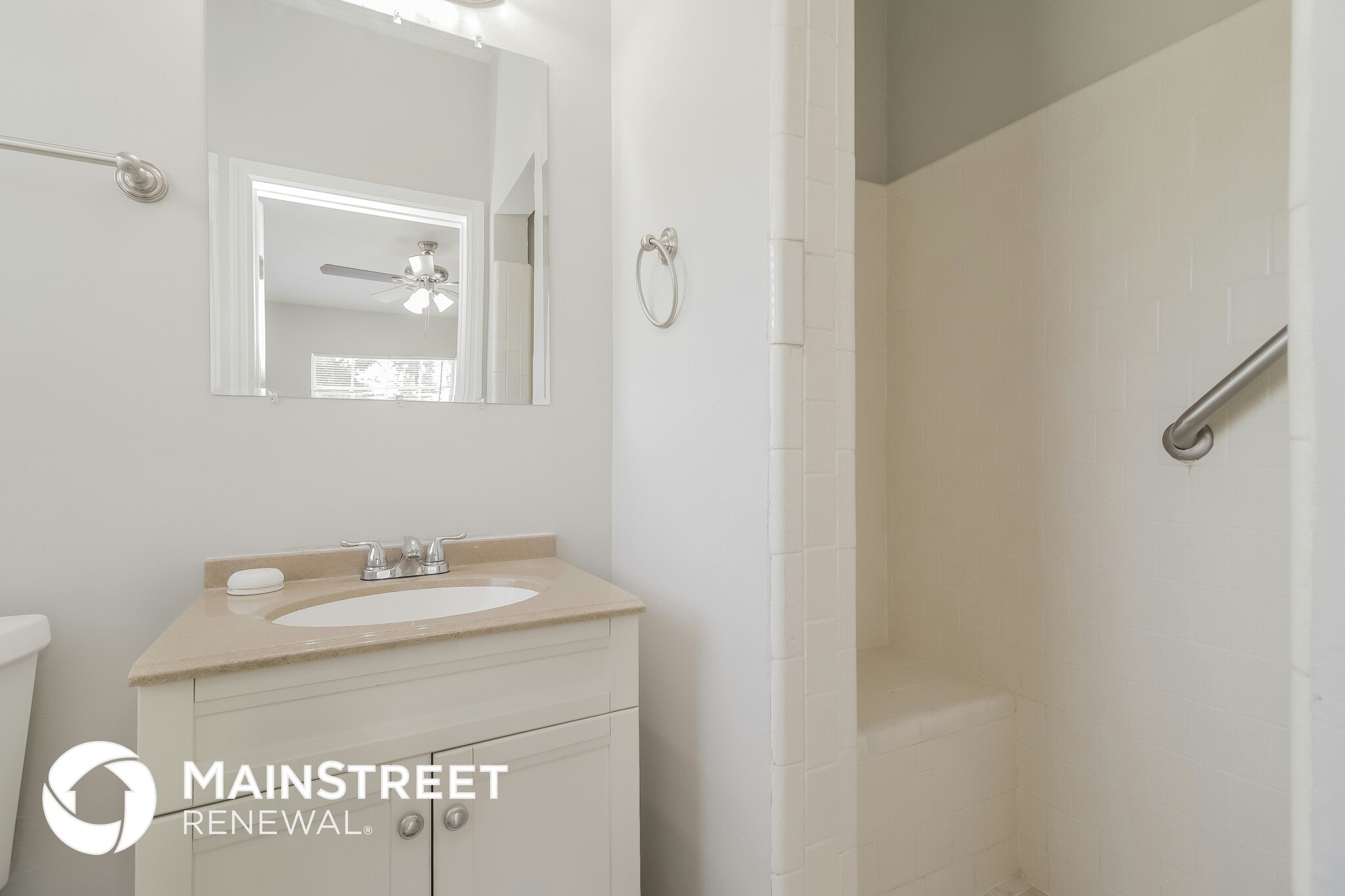 Building Photo - 451 E 6th St