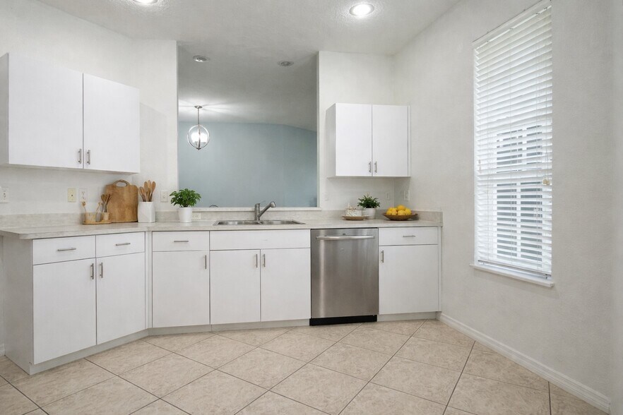 Building Photo - 35315 Whispering Pines Dr