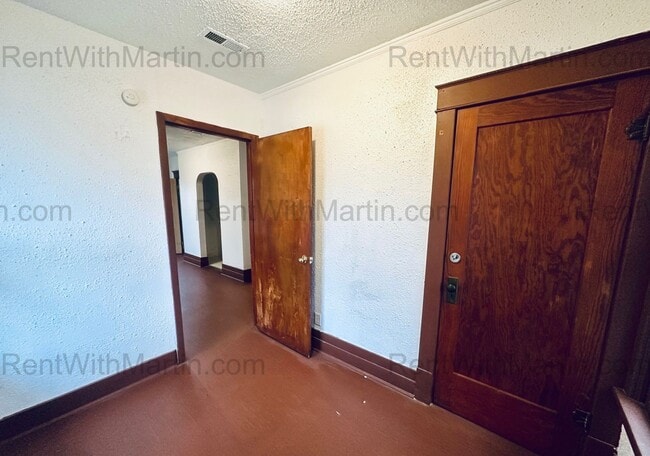 Building Photo - 820 W 2nd St