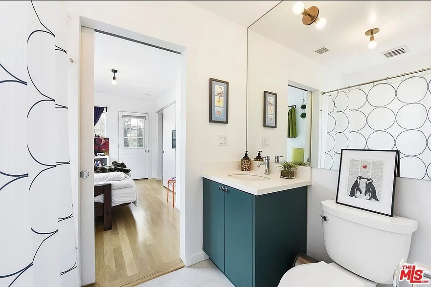 bathroom 2 - 429 N Ave 51