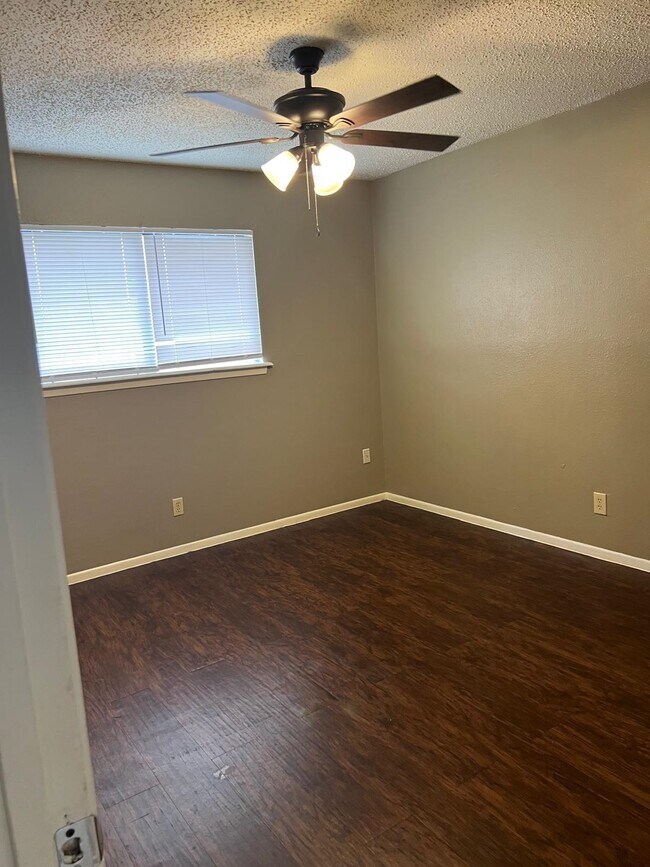 Building Photo - 901B Castle Heights Dr