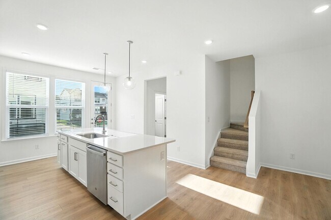 Building Photo - Brand-new three-story townhome in the Univ...