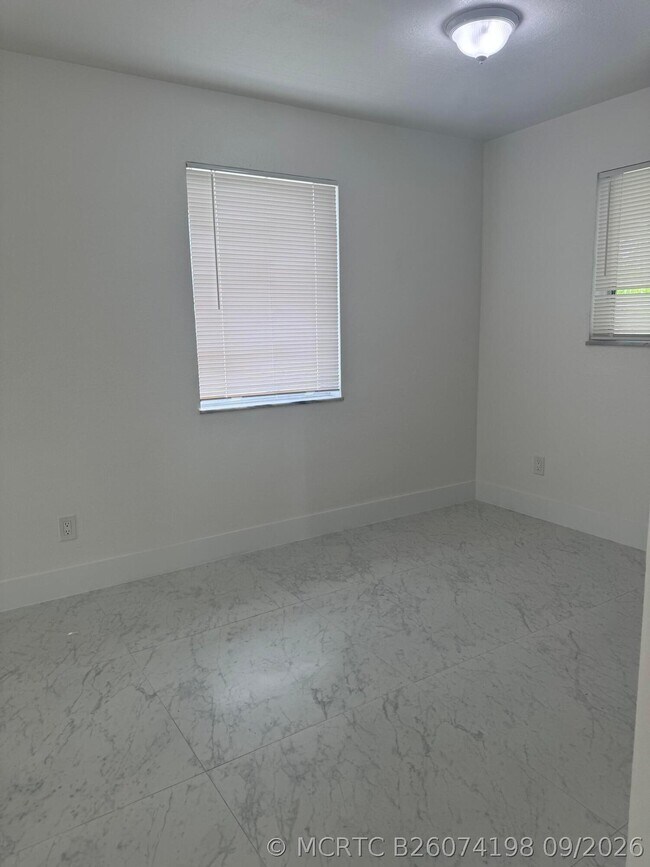 Building Photo - 141 SE Bonita Ct