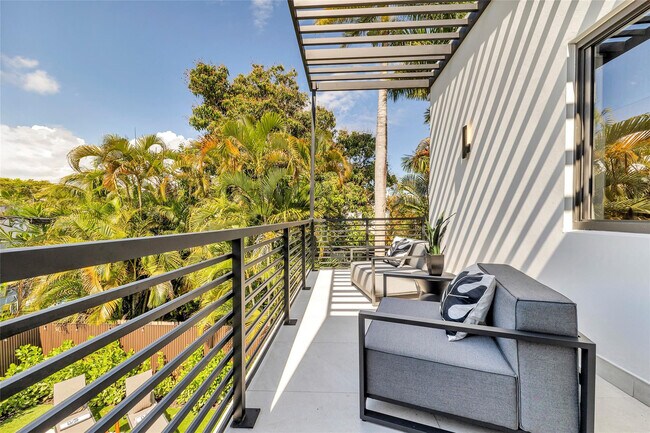 Building Photo - 727 NE 17th Way