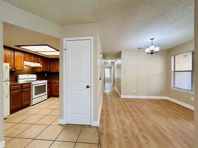 Building Photo - 12300 Deer Falls Dr