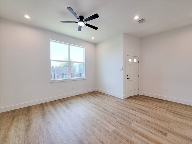 Building Photo - 1542 W Tidwell Rd