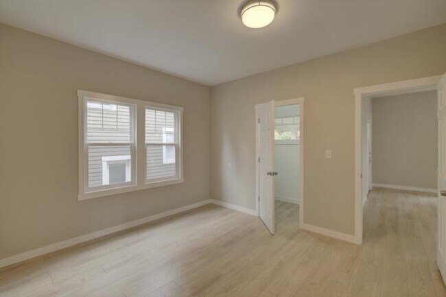 Building Photo - 5 bedroom in Seattle WA 98105