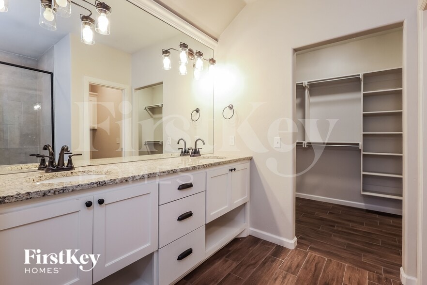 Building Photo - 517 Siena Dr