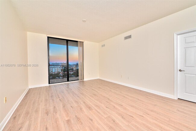 Building Photo - 888 Douglas Rd