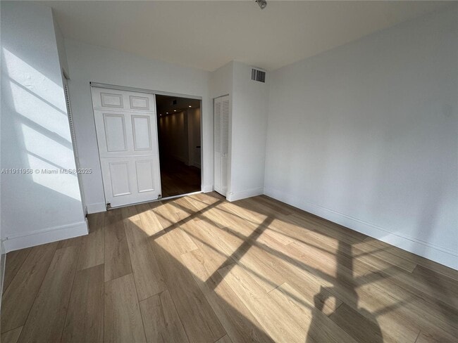 Building Photo - 999 Brickell Bay Dr