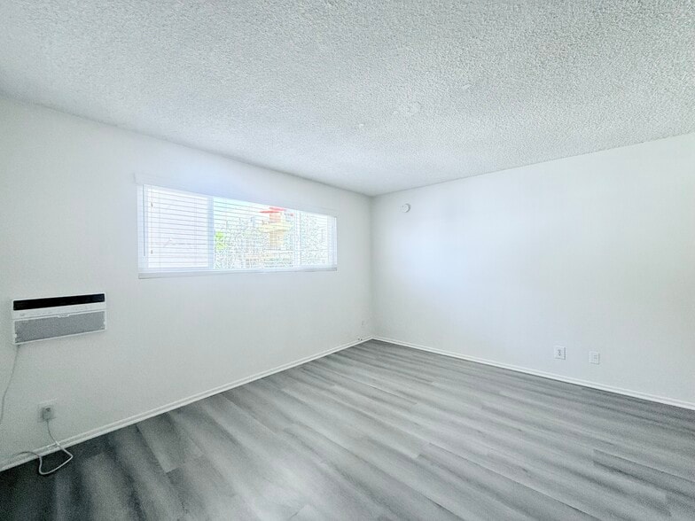 Building Photo - 10634 Holman Ave