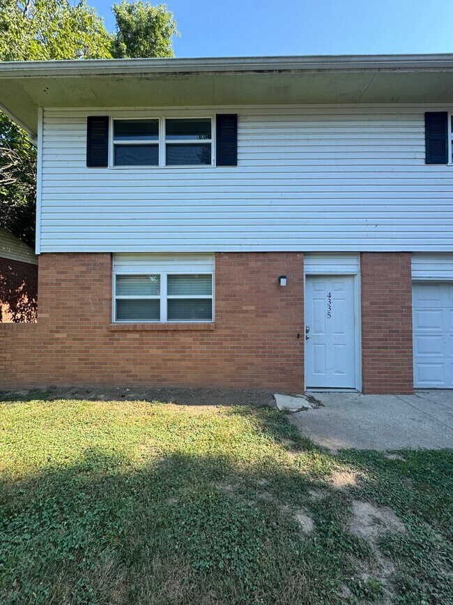 Primary Photo - 4335-4335 W Bethany Dr
