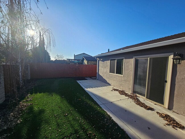 Building Photo - Beautifully Remodeled 3 Bedroom Home in Un...