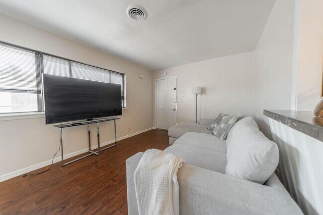 Building Photo - 4723 Merwin St
