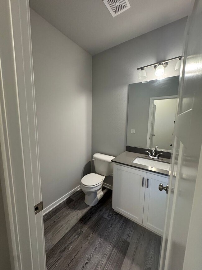 Building Photo - FREE RENT SPECIAL!  3 bedroom 2.5 bath Sin...