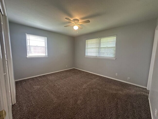 Building Photo - 4844 Woodview Dr