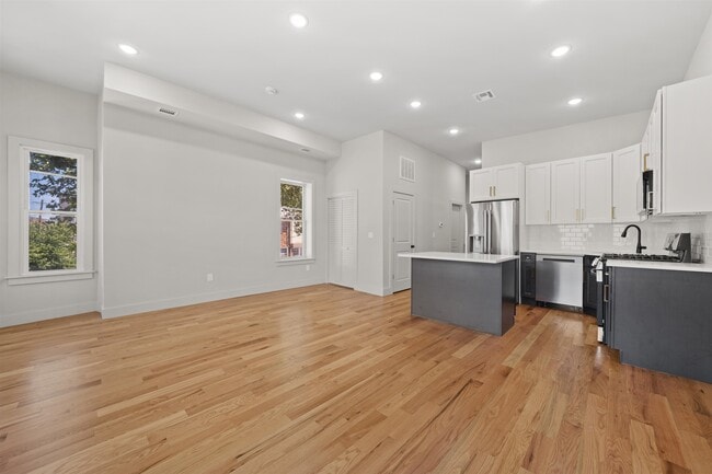 Building Photo - 424 Woodlawn Ave