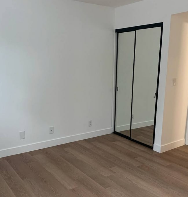 Building Photo - Beautiful 1 Bed /1 Bath with Hardwood Floors, Central AC, Stainless Steel Appliances, Balcony, Gy...