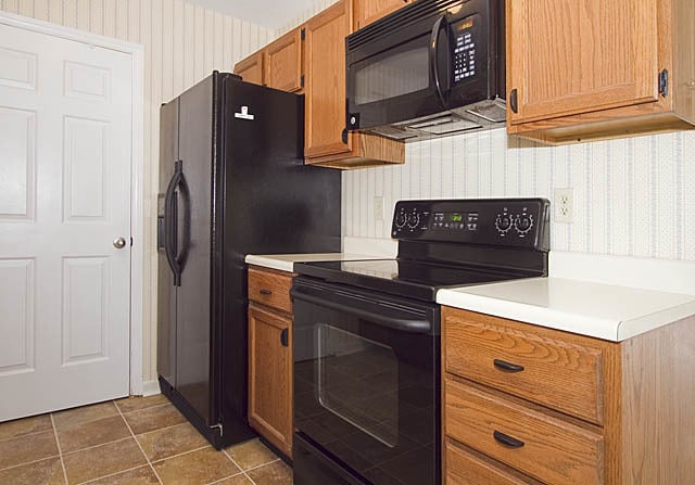 Building Photo - Coming Soon! Cozy 1 Bed / 1 Bath End Unit Townhome In North Durham!