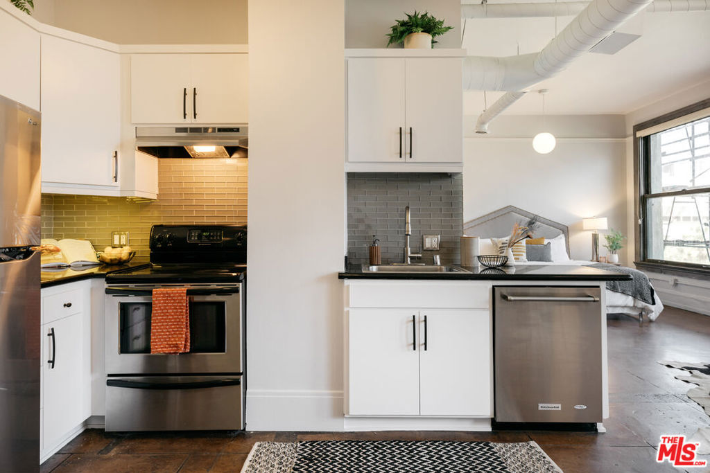 Building Photo - 108 W 2nd St