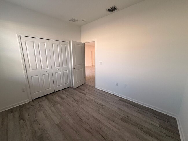 Building Photo - Rare find In-Law suite Home! Single family house with Separate entry and kitchen, laundry set!