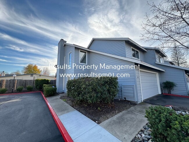 Building Photo - Hidden Roseville 3 Bed 2.5 Bath Gem