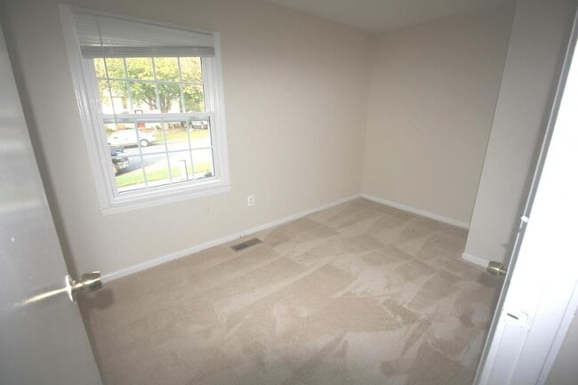 Building Photo - 605 W Maple Ave