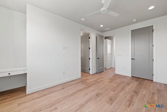 Building Photo - 1208 N Academy Ave