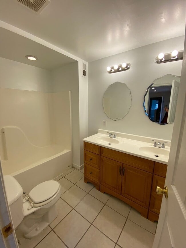 Building Photo - 1210 N 21st St