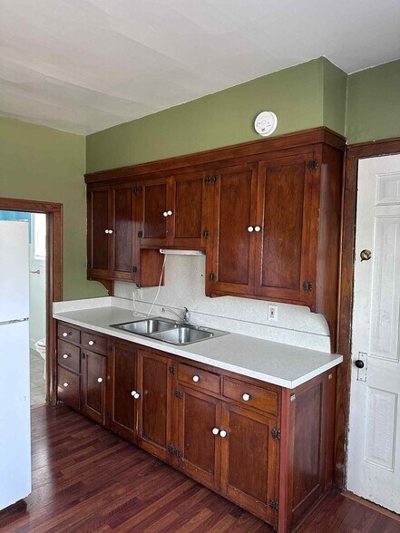 Kitchen Sink - 322 S 9th St