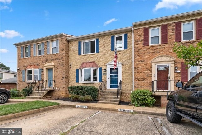 Primary Photo - 1033 N George Mason Dr