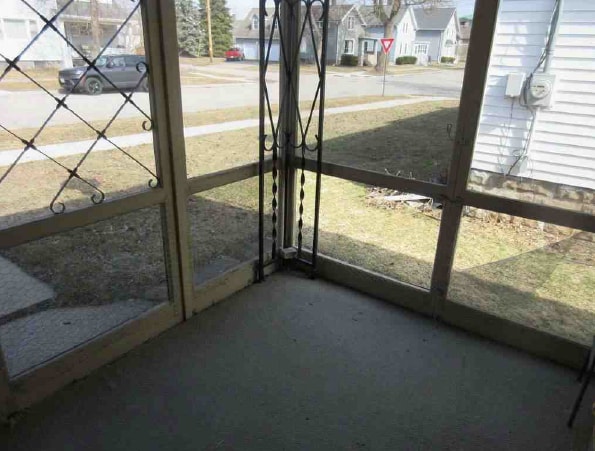 Screen porch - 805 W Harris St
