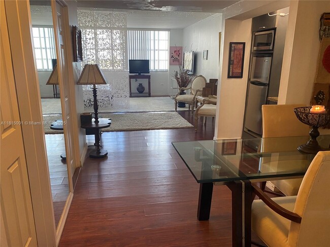 Building Photo - 825 Brickell Bay Dr