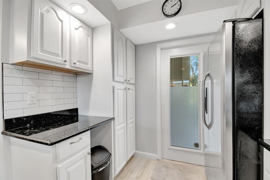Building Photo - 3000 NE 48th Ct