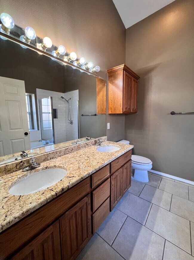 Building Photo - Beautiful Home In Oak Hollow Estates