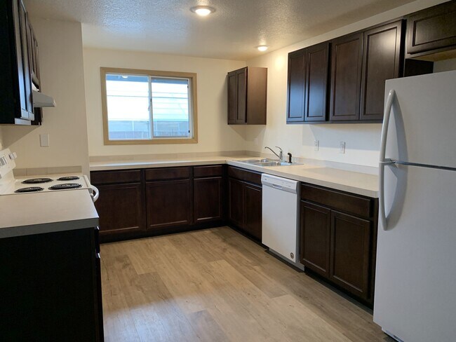 Building Photo - Quiet 4 bedroom two bath home in Aloha