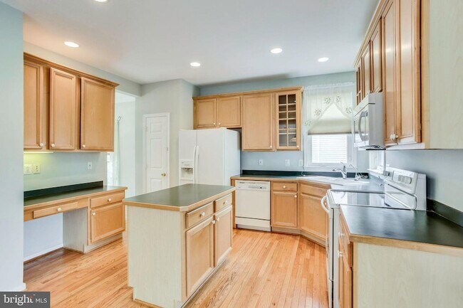 Building Photo - 26161 Rachel Hill Dr