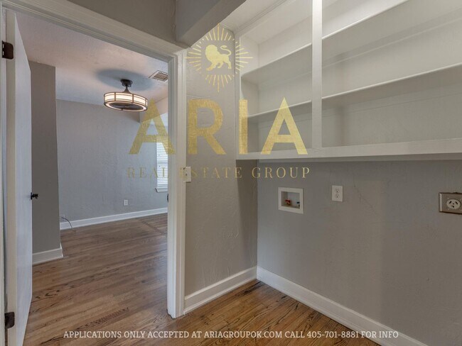 Building Photo - Updated & Adorable 2 Bed/1 Bath Space in t...