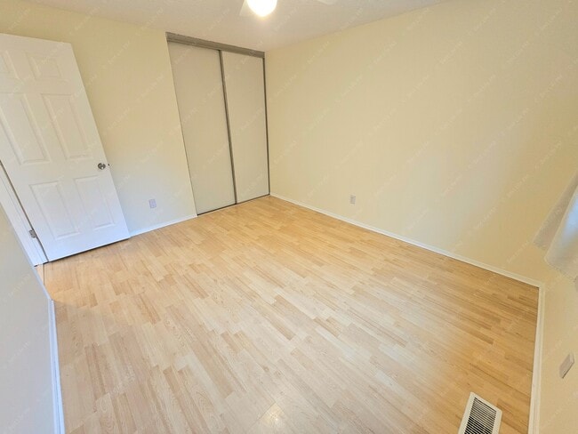 Building Photo - 7323 SE Rural St