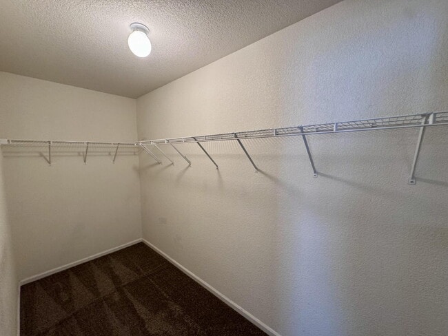 Building Photo - 7031 S Oak Hill Cir