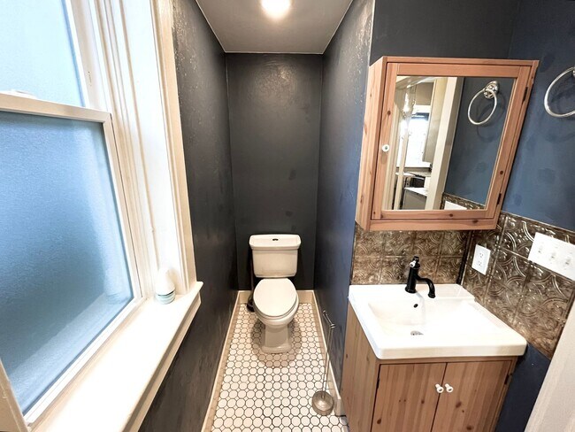 Building Photo - Charming 2 bed 1 bath W/D in unit, free parking, renovated kitchen, fenced backyard, in a walkabl...