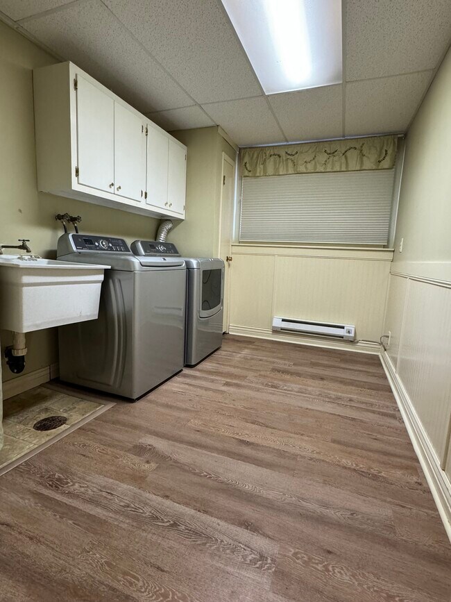 Laundry room - 317 N 21st Ave