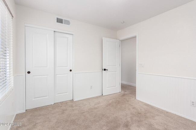 Building Photo - 7217 W Crest Ln